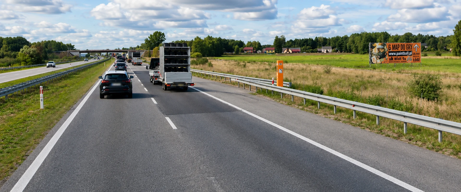 Billboard reklamowy przy autostradzie A2 w Bobiecku widoczny z trasy